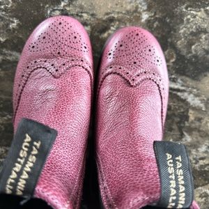 Blundstone burgundy ladies boots.  Size 5 AU/ UK = Size 8 US.  Barely worn.